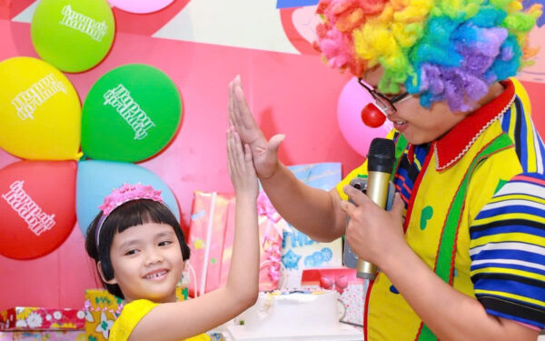 Bé vui chơi cùng ché hề trong Tết vui nhộn (Nguồn: DONNA)