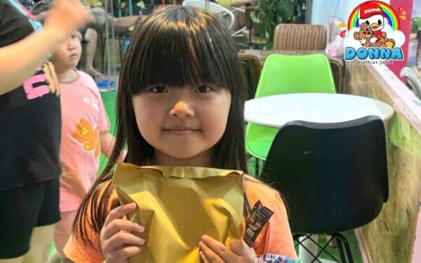 Bé tham gia sự kiện túi mù tháng 6 lần 1 (Nguồn: DONNA)