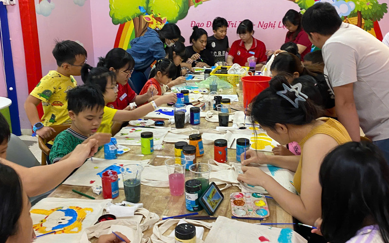 Vẽ túi canvas: Sân chơi sáng tạo cho bé (Nguồn: DONNA)