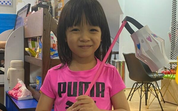Bé vui khi tham gia workshop lồng đèn (Nguồn: DONNA)