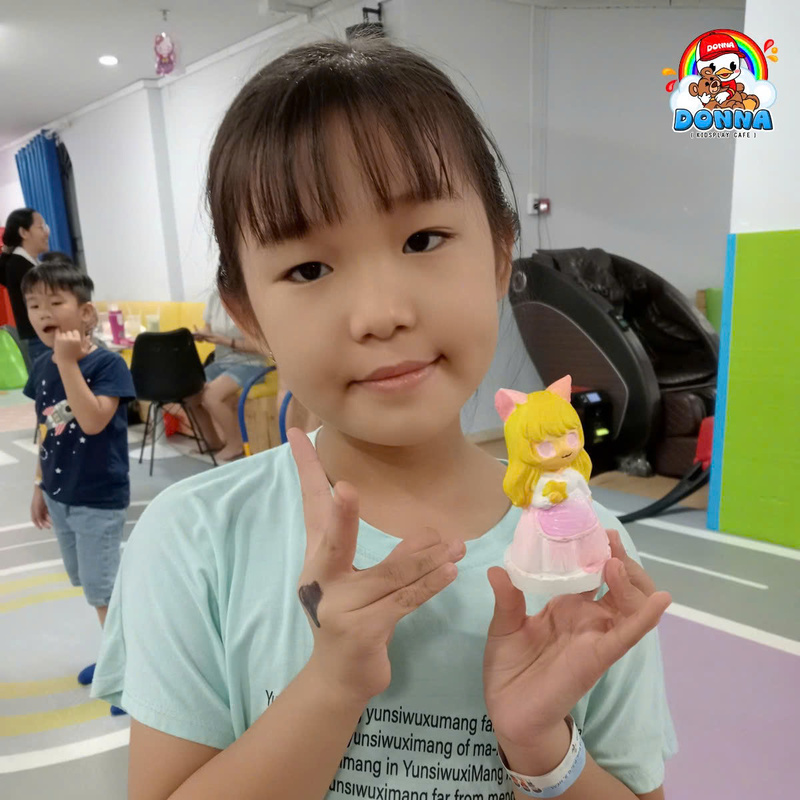 Bé cùng thành phẩm tại workshop tô tượng (Nguồn: DONNA)