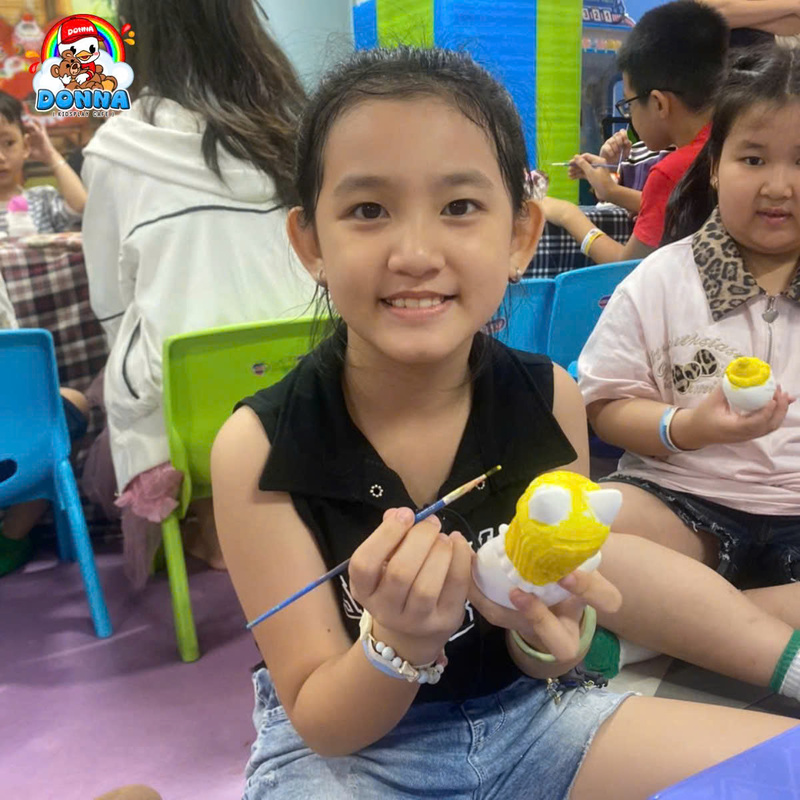 Bé thích thú tham gia workshop tô tượng (Nguồn: DONNA)