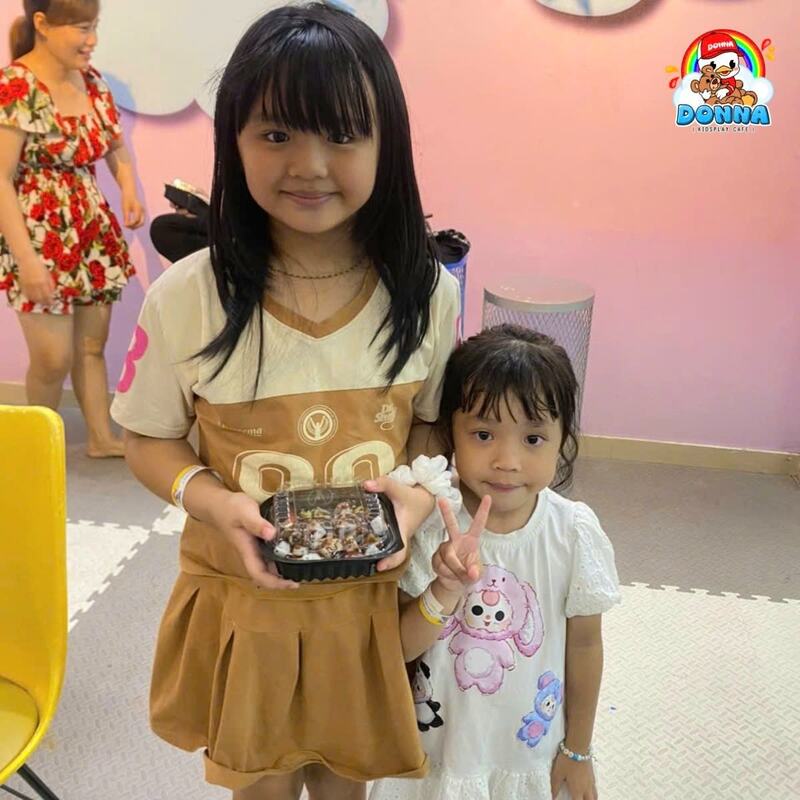 Bé vui vẻ tham gia workshop trái cây (Nguồn: DONNA)